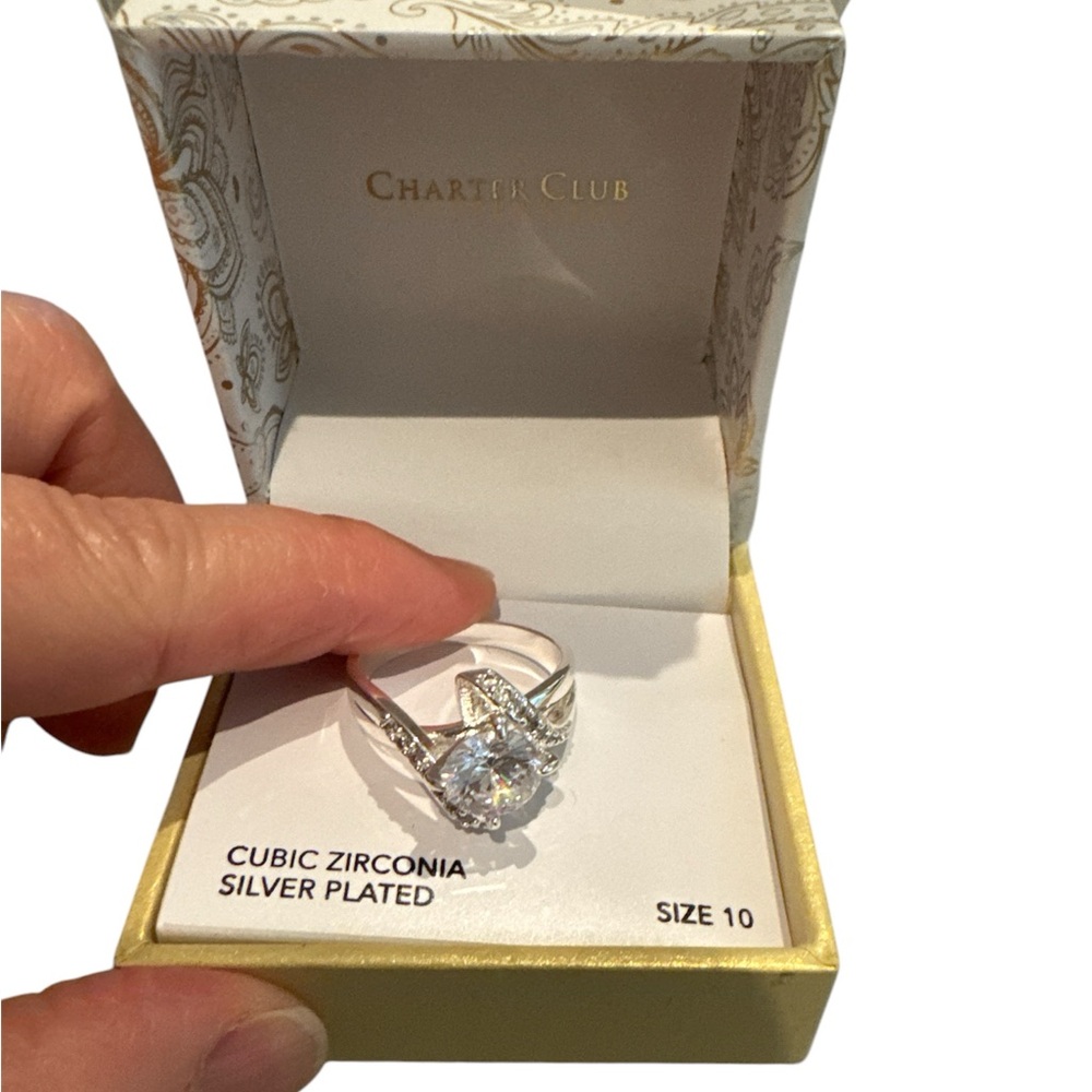 Elegant Silver and Crystal Women's Ring - Picture 3 of 3